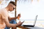 Illustration de l’utilisation d’un VPN lors d’un voyage – Crédit : Freepik